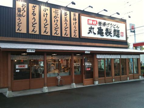 ●かけうどん（並） ・・・ 306kcal ●かけうどん（大） ・・・ 454kcal ●かけうどん（得） ・・・ 602kcal ※『栄養成分』や『食塩相当量』についてもチェックいたい方はこちらをご覧ください。 ⇒【最. 丸亀製麺【石内バイパス店】 : 転勤族の広島食べ歩き