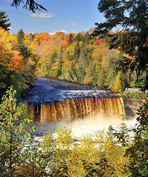 The Rushing Tahquamenaw Tahquamenon Falls Upper Michiga Flickr