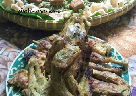 Setelah itu tumis bumbu hingga harum. Resep Ingkung Ayam oleh Atina Hasanah Sarjono - Cookpad