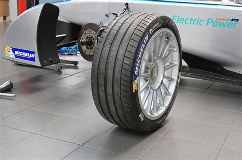 It is made in total of 141 sizes, 195/45 r17 being the smallest and 325/30 r21 the largest. Michelin Pilot Sport 4: el neumático para coches deportivos