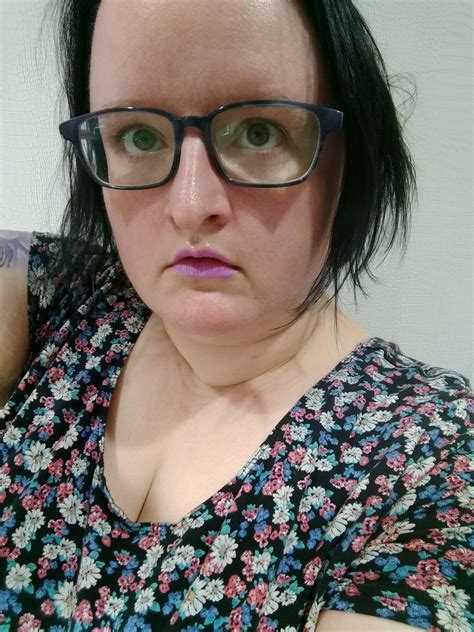 Mean Fat Girl 🏳️‍🌈💄 On Twitter Image Description A Close Up Selfie