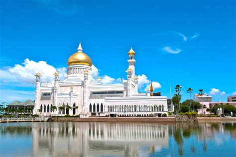 2 834 просмотра 2,8 тыс. Sultan Omar Ali Saifuddin Mosque, The Most Beautiful ...