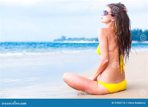 Donna Dai Capelli Lunghi Di Youn In Bikini Giallo E Fotografia Stock