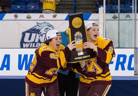 Minnesota Golden Gophers Women Win The 2016 Ncaa Division I Women S Hockey Frozen Four