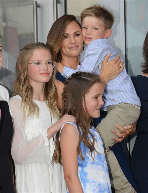 Jennifer Garner Ben Afflecks Daughter Seen With A Buzz Cut Sparking Buzz Pics Of Her