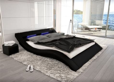 Eine welle, die jetzt und hier den aufräumprozess beschleunigt und die türen zur neuen erde öffnet. Wellenförmiges Lederbett Luxus Leder Bett Schwarz Weiß Mit ...