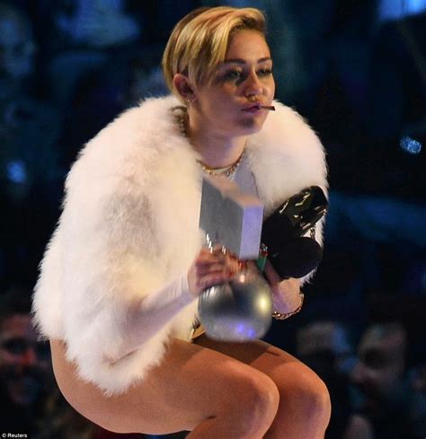 Welcome To Pee S Blog Miley Cyrus Lights Up And Smokes Weed On Stage