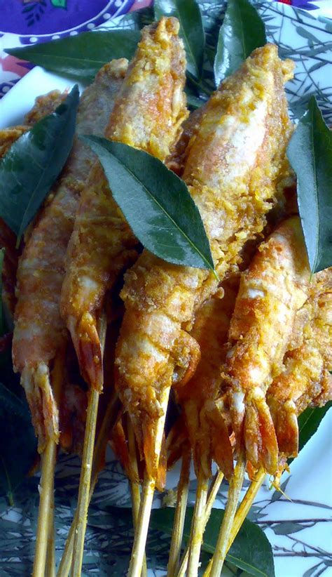Gaul dengan serbuk kunyit dan 1/2 camca teh garam. fazian.batrisyia: Udang Harimau Goreng Berkari