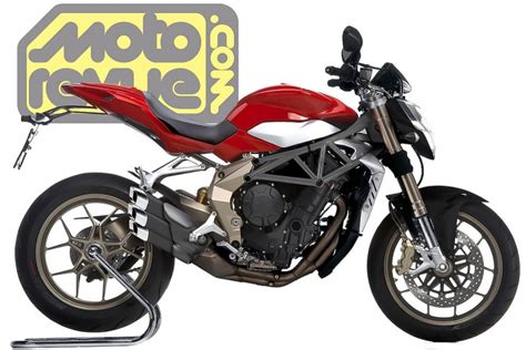 The bike sports triple barrel exhaust positioned at the side. Rendered: MV Agusta Brutale 675 B3 - Asphalt & Rubber