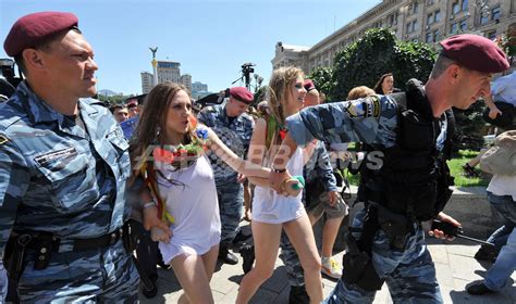 噴水で体を洗って抗議、ウクライナの女性団体 写真5枚 国際ニュース：afpbb News