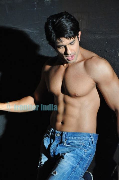 hot body shirtless indian bollywood model and actor hussain kuwajerwala
