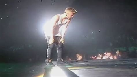 Dramatic Exit The Moment A Sick Justin Bieber Stops Dancing And Walks Off Stage At The O2 In
