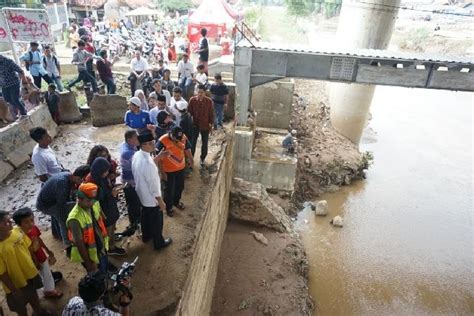 Anies Urges Flood Victims To Be Tough Patient City The Jakarta Post