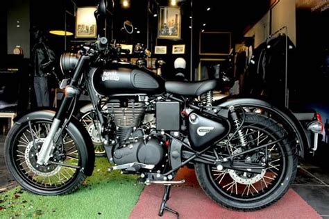 Royalenfieldash colour changed into sooper white stickering is modified #remodifid #restickering #realter #rebeastmode. Royal Enfield Classic 500 Stealth Black - In Images