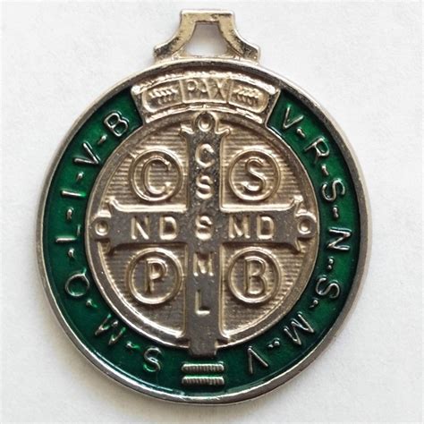 Medalla Italiana De San Benito En Color Verde Y Baño Plata 39000