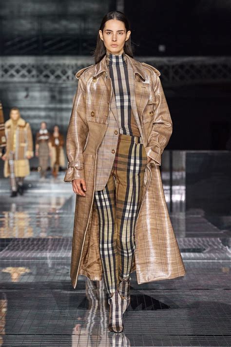 Burberry Fall 2020 Ready To Wear Collection In 2020 Fashion Ready To Wear Burberry Trench Coat