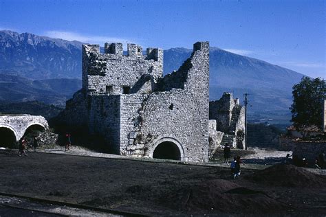 Fileberat Castle 1988 Wikimedia Commons