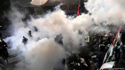 Police Use Tear Gas On Turkish Protesters DW 03 05 2016