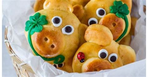 Schweinchen auflegen und wenn die kuvertüre fast fest ist, mit einem kochlöffel wellen ziehen. Glücksschweinchen selber machen | Lebensmittel essen ...