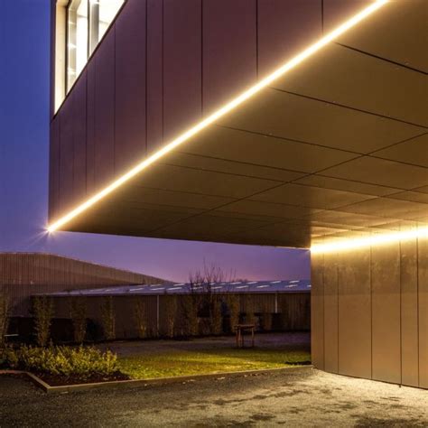 These luminaires long optics to distribute the light over a more narrow. FEMTOLINE profile | Iluminación de fachada, Iluminación ...