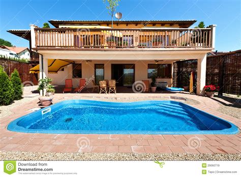 Es soll eine schöne große finca sein, die auch zum vermieten an feriengäste perfekt geeignet ist? Haus Und Pool Lizenzfreie Stockbilder - Bild: 29060719