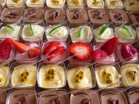 Em um liquidificador, bata o creme de leite, o leite condensado e o suco concentrado de maracujá. La Mousse - Mousses Finos