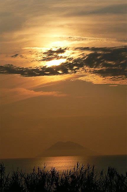 Stromboli Dans Le Soleil Couchant Volcans Montagne Calabre