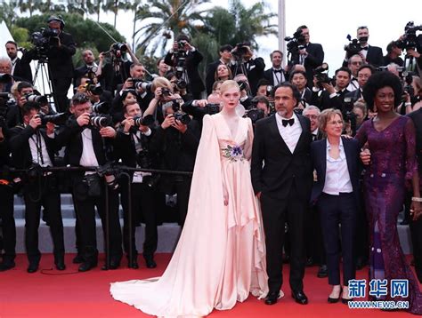 Ein roter teppich ist ein meist lang ausgerollter teppich, auf dem prominente personen (stars, staatsoberhäupter etc.) gehen. Cannes 2019: Stars auf dem roten Teppich_China.org.cn