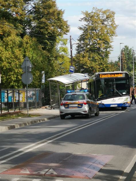 Wypadek w centrum katowic przy ul. Kraków: Autobus uderzył w wiatę przystankową - Agencja ...