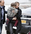 Carlota Casiraghi con su hijo Raphaël en brazos en el aeropuerto JFK de ...