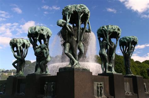 A gigantic green lung covering almost 500,000 square meters in the middle of the city, the frogner park is a great place for a relaxing stroll, or tranquil picnic. Zdjęcia: OSLO Park Frogner, * * *, NORWEGIA