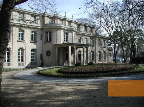 Das haus am wannsee wurde in den nachkriegsjahren erbaut und ist in die jahre gekommen. Gedenkstättenportal zu Orten der Erinnerung in Europa
