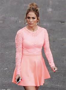 jennifer lopez puts on leggy show in pink dress on american idol set daily mail online
