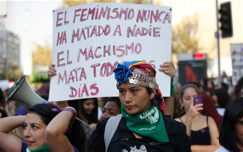 los mejores carteles que dejó la masiva marcha del 8m en santiago no somos histéricas somos