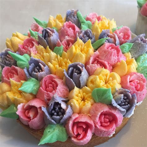 24 delicious cakes to bake for mother's day. Piped buttercream flowers makes a pretty Mother's Day cake ...