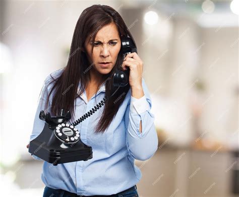 Mujer Enfadada Hablando Por Teléfono Foto Gratis