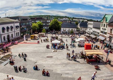 Brygga i tønsberg med gjestehavnen. Markedsdager - Bondens marked