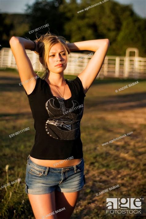 Sexy Country Girl Posing On A Texas Ranch Foto De Stock Imagen Low