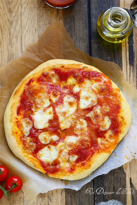 Pizza Margherita Tomate Mozzarella Et Basilic Un Déjeuner De Soleil