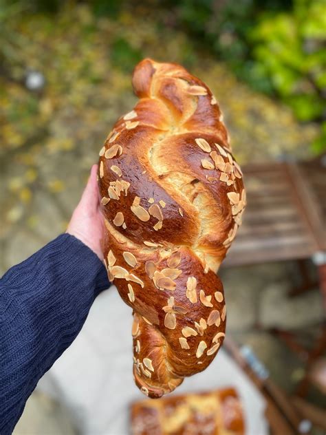 Tante Friedas Hefezopf mit Mandelblättchen und Amaretto