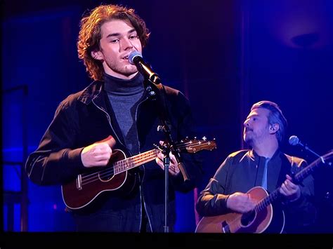Sébastien Delorme émotif devant la surprise de son fils Thomas à En