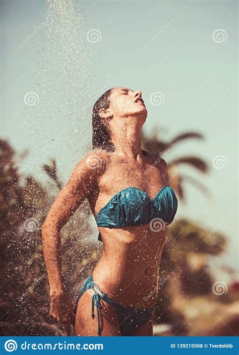 Chuveiro Tropical Da Mulher Sexy Em Maldives Chuveiro Ou Chuva Tropical Para A Menina Sexy