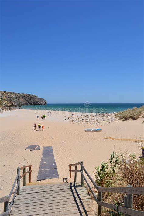Die praia marinha gilt nicht zuletzt wegen ihrer beeindruckenden felsformationen als einer der schönsten strände an der algarve und steht bei vielen urlaubern ganz oben auf der liste. Algarve-Strand Portugal redaktionelles stockfotografie ...