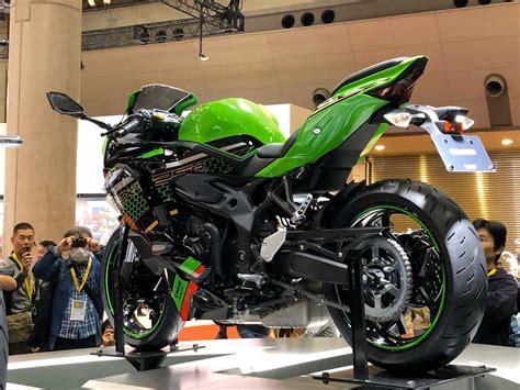 Professional rider shown on a closed course. Four-Cylinder Kawasaki Ninja 250 (ZX-25R) Storms Into 2019 TMS