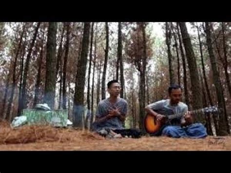 Puisi lirik adalah puisi yang digunakan untuk mengungkapkan gagasan pribadi penyair. Lirik Puisi Alam Chord - Kumpulan Puisi