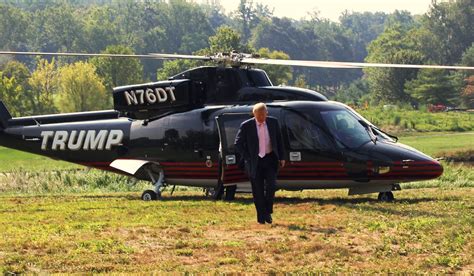 El helicóptero presidencial en el estadio de all boys, en floresta. El emblemático helicóptero Sikorsky S-76B de Donald Trump ...