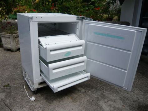 Place an undercounter freezer under any work surface at your snack bar, concession stand, pizzeria, sandwich shop, or restaurant kitchen to increase efficiency. Electrolux integrated under counter freezer EU6136U ...
