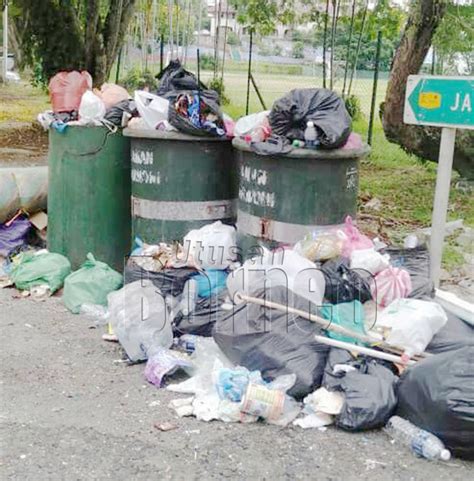 Antara punca pencemaran sungai ialah pembuangan sampah sarap ke dalam sungai. PAS gesa MPS lantik segera kontraktor baharu selenggara ...