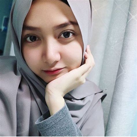 Foto Wanita Cantik Pakai Hijab Syari Teknoget