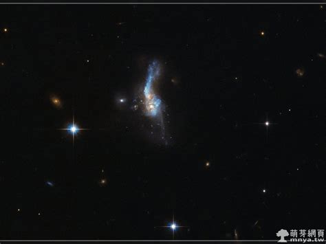 Also called arp 12, it's about 62,000 light years across, smaller than the milky way by a fair margin. 20200608 NGC 2608 數百萬中的一員 - 萌芽地科網 - 萌芽網頁